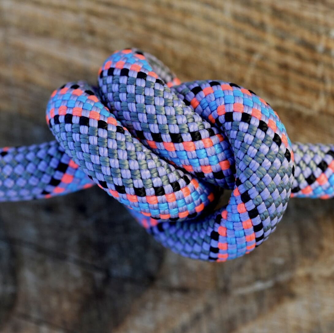 Photo Tarp-Knoten leicht gemacht: Sicher befestigen unter allen Bedingungen