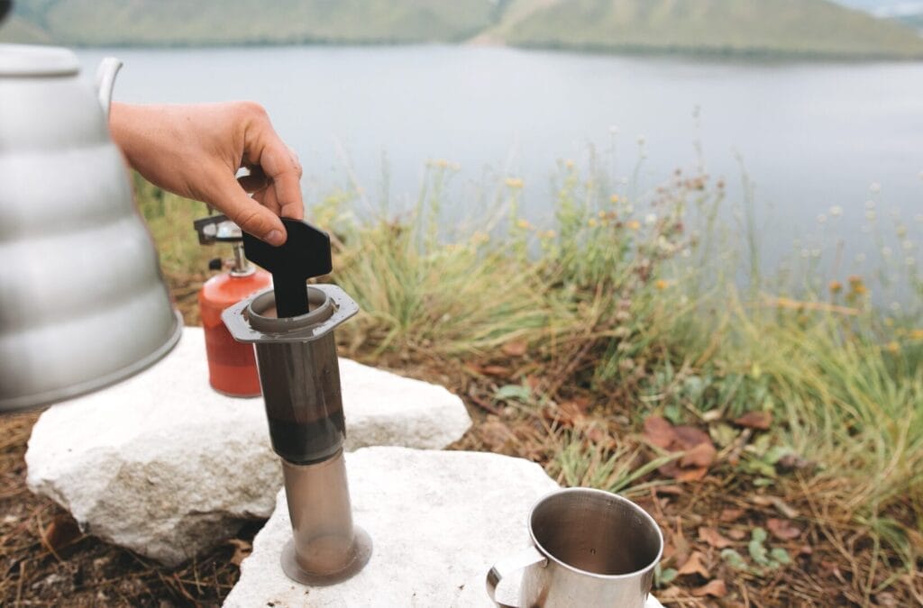 Die AeroPress ist dabei perfekt für unterwegs: leicht, robust und unkompliziert.